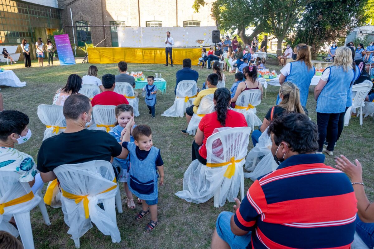 230 niños egresaron de los jardines maternales municipales