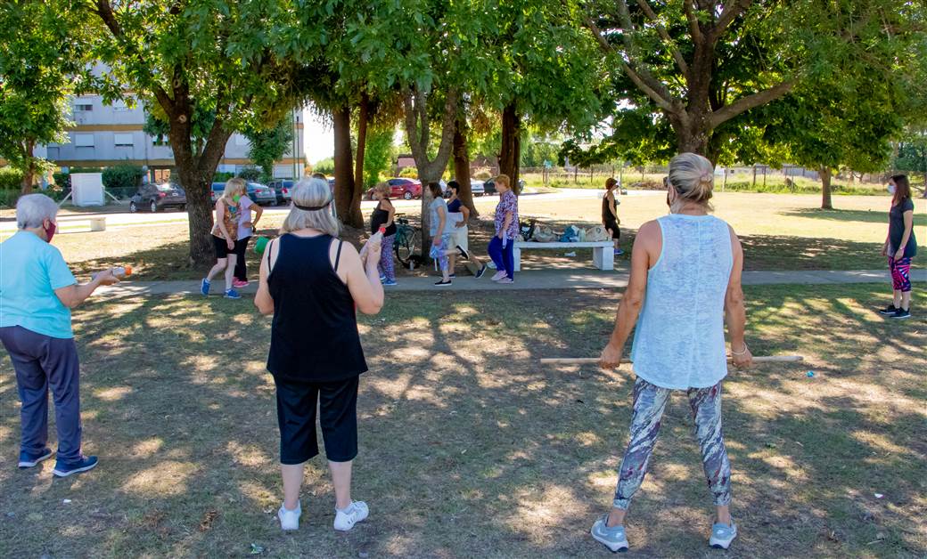 Los adultos mayores comenzaron las actividades de verano en las plazas de la ciudad