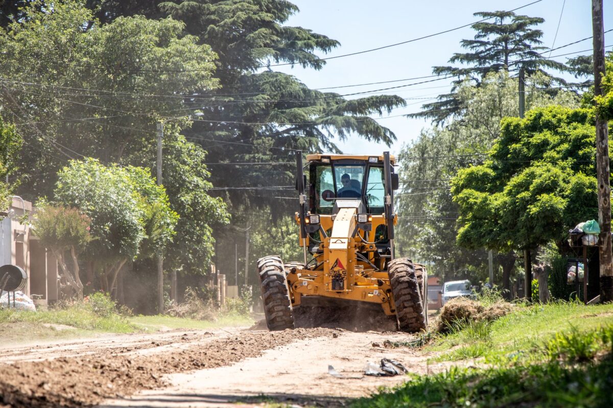 Trabajos de mantenimiento de calles en barrio Bicentenario