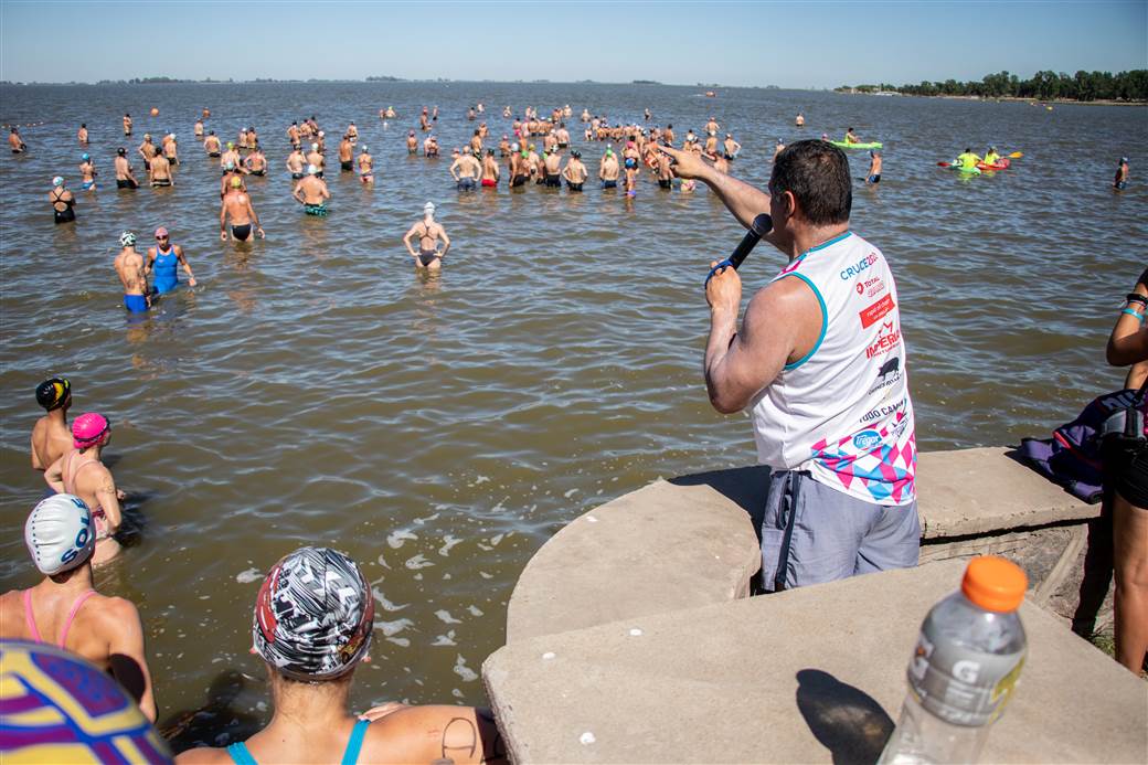 Más de 150 nadadores participaron del primer cruce de la temporada