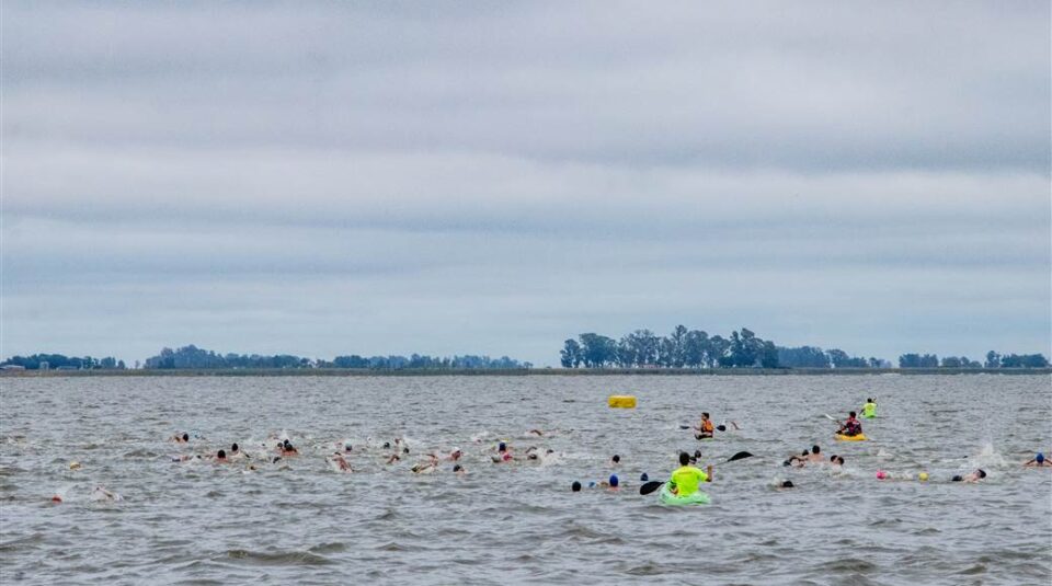Alrededor de 200 nadadores fueron parte de la maratón acuática