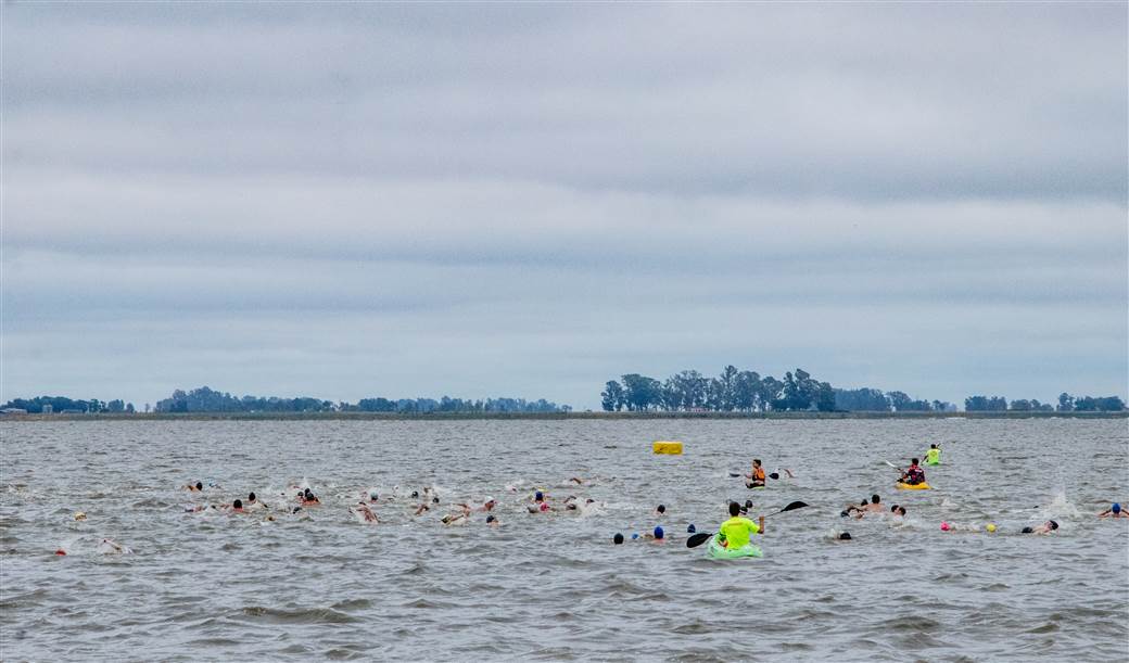 Alrededor de 200 nadadores fueron parte de la maratón acuática