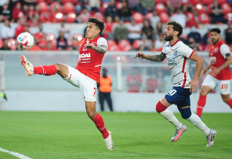Tras el homenaje a Bochini, Independiente empató 1-1 con San Lorenzo en Avellaneda