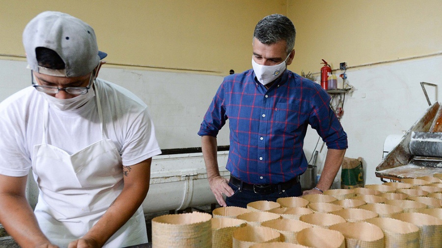 Firmaron un convenio para producir dos millones de panes dulces solidarios