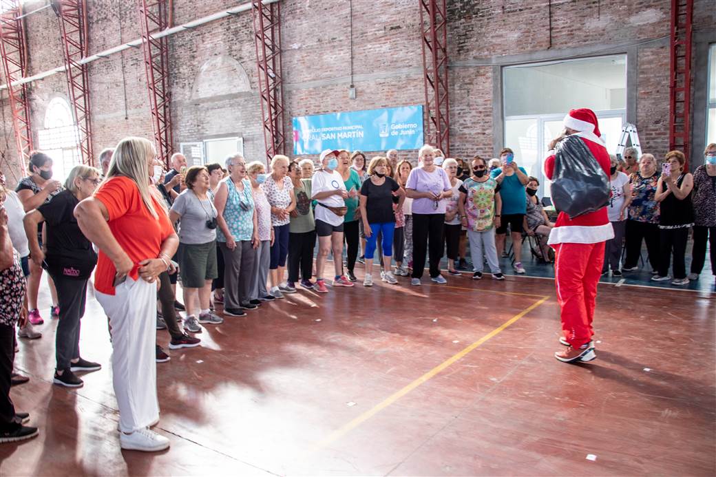 Papá Noel visitó la colonia de adultos mayores