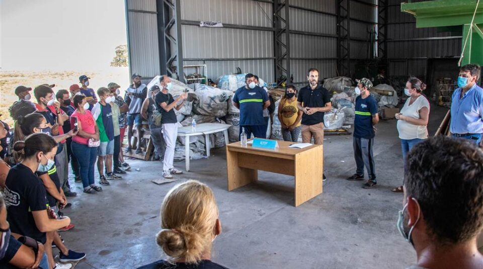 En el Relleno Sanitario, firmó dos convenios con los recuperadores de la cooperativa Las Marías, con el fin de seguir mejorando sus condiciones de trabajo y sumar acciones para el reciclado y la reutilización de residuos.