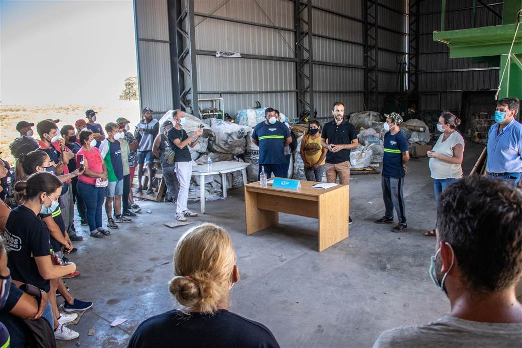 En el Relleno Sanitario, firmó dos convenios con los recuperadores de la cooperativa Las Marías, con el fin de seguir mejorando sus condiciones de trabajo y sumar acciones para el reciclado y la reutilización de residuos.