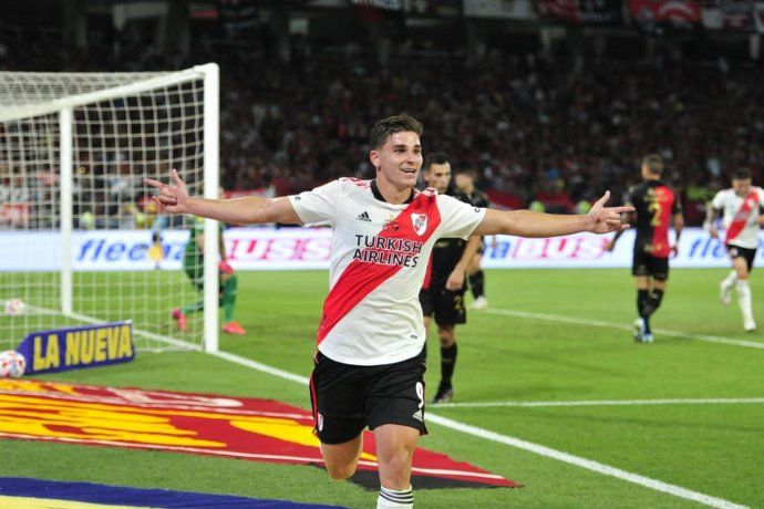 River goleó a Colón y se quedó con el Trofeo de Campeones