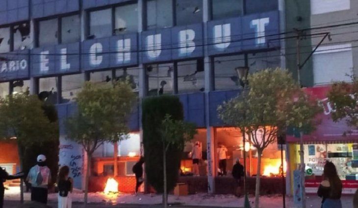 Incendiaron el diario El Chubut en medio de protestas antimineras