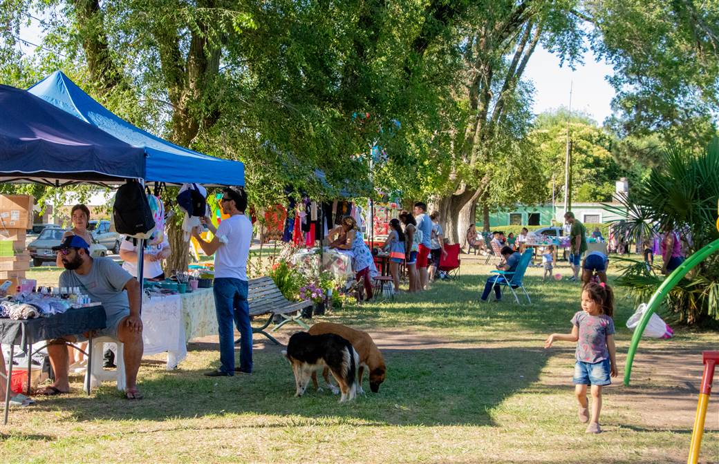 Decenas de vecinos participaron de la feria navideña