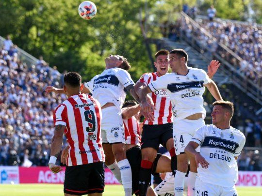Gimnasia y Esgrima La Plata y Estudiantes empataron 4-4 en un partidazo histórico