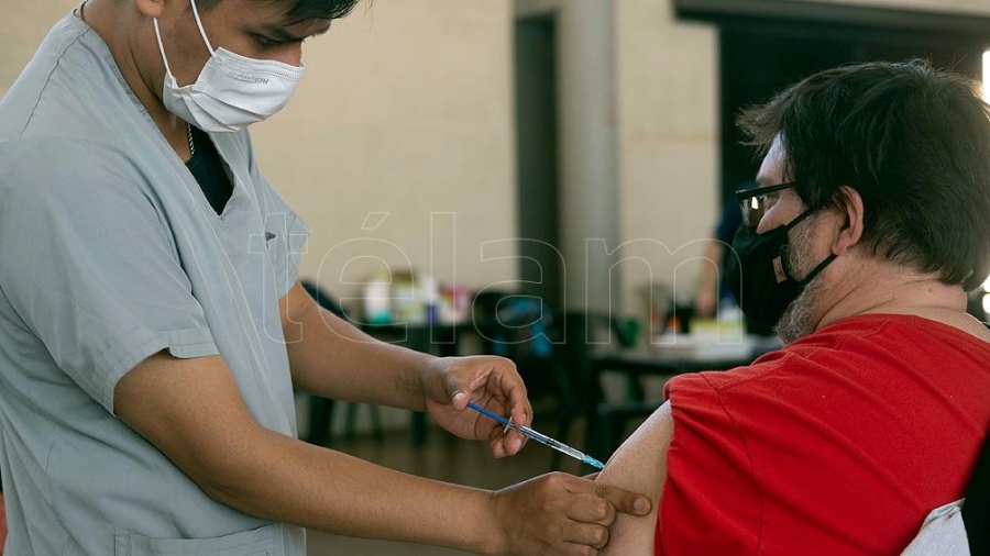 Expertos argentinos recomiendan la obligatoriedad de la vacuna contra el Covid