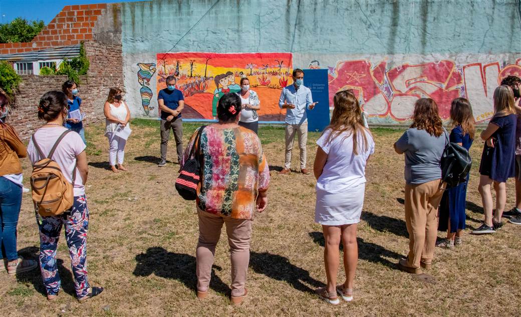 Petrecca entregó fondos a las escuelas que participaron del programa “Un mural por mi planeta”