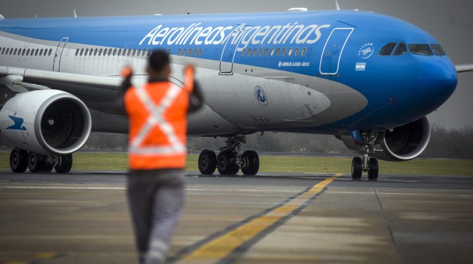 Desde Aerolíneas Argentinas advierten posibles "demoras, cancelaciones y modificaciones" por el Covid