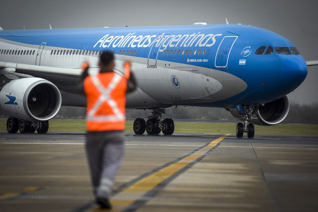 Desde Aerolíneas Argentinas advierten posibles "demoras, cancelaciones y modificaciones" por el Covid