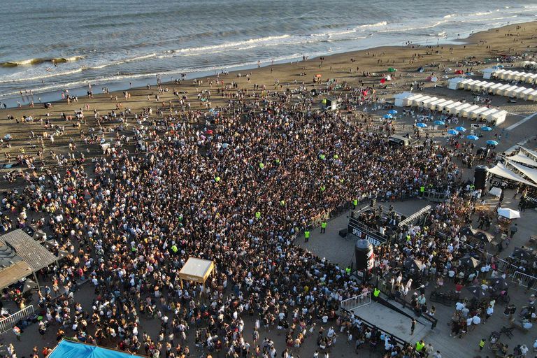 En el peor día de la pandemia, se celebró un masivo "after beach" en Pinamar