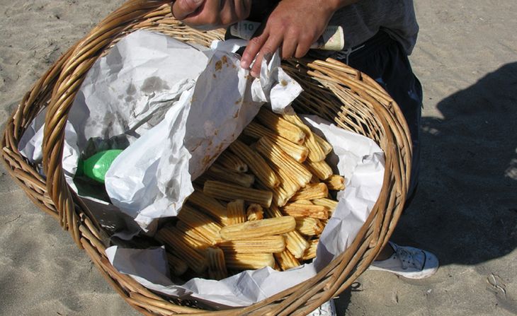 Le quisieron incautar los churros a un vendedor de playa y lo defendió la gente