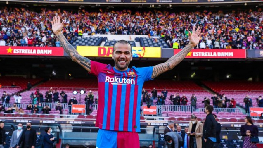 Dani Alves debutó en el Barcelona con el pase a octavos de final de la Copa del Rey