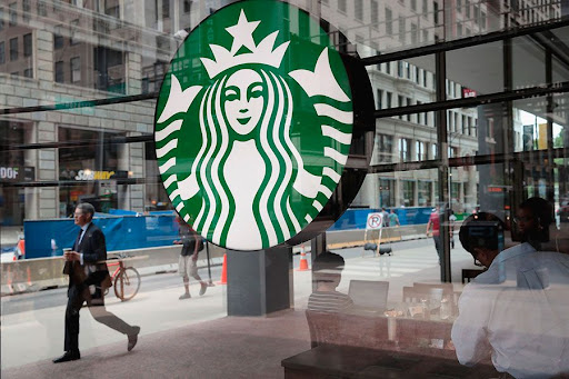 Starbucks establece la vacunación obligatoria contra el Covid-19 para sus empleados