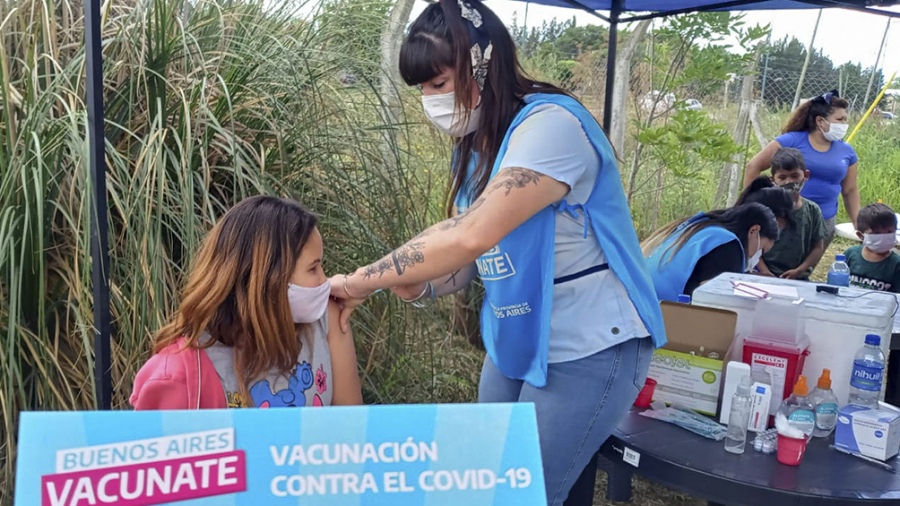 Argentina encara la tercera ola con el más del 70% de la población vacunada y el pase sanitario en marcha