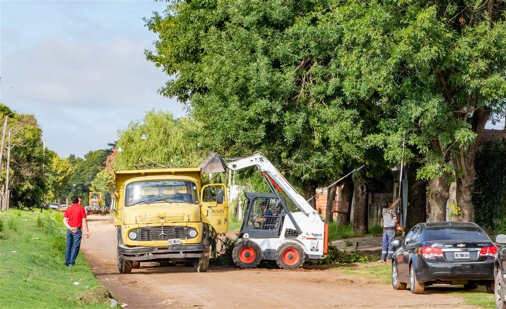 El Municipio realizo un operativo integral de limpieza mantenimiento y poda en el barrio 11 de Julio 2