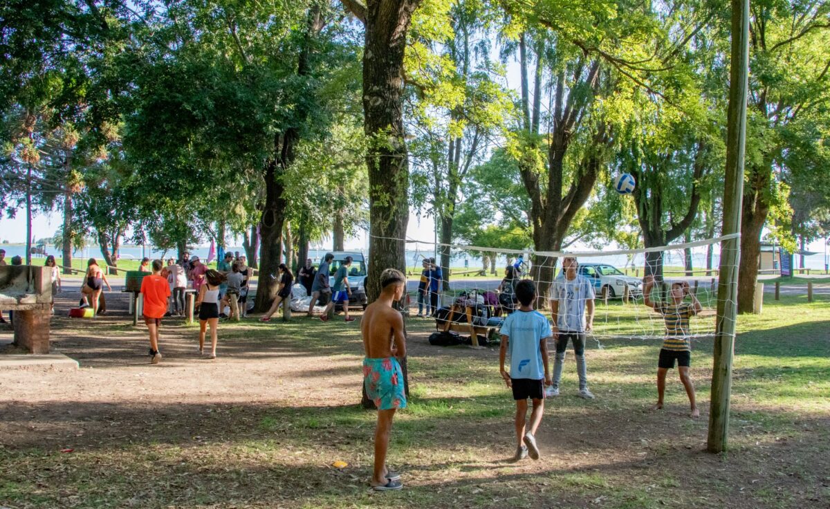 Los chicos de Envion disfrutaron de una jornada recreativa en la Laguna scaled