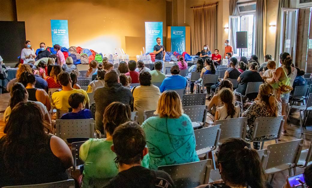 El Municipio entrego mochilas y utiles para el regreso de las clases