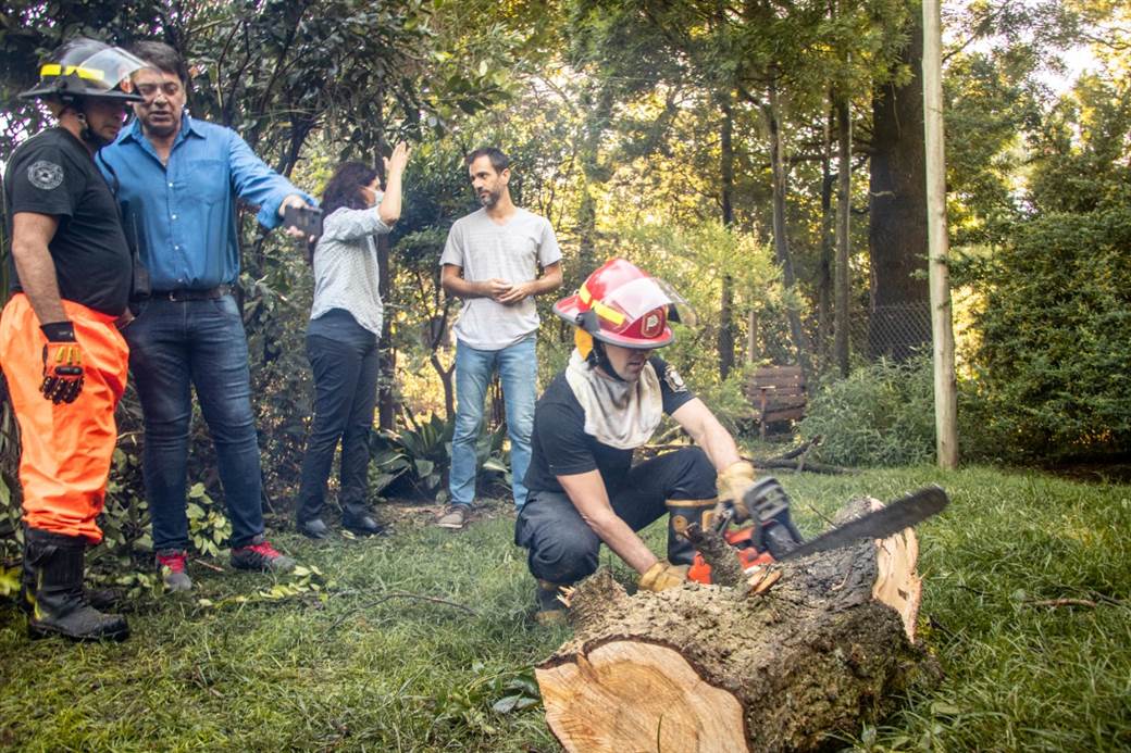 Petrecca recorrio la ciudad y acompano a los vecinos afectados por el fuerte temporal