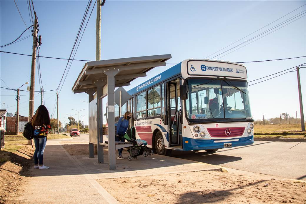 Se coloco un refugio para transporte publico en el Barrio Municipal