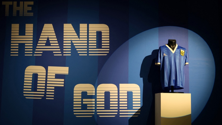 La camiseta de Maradona se vendió en casi nueve millones de dólares 1 la mano de dios