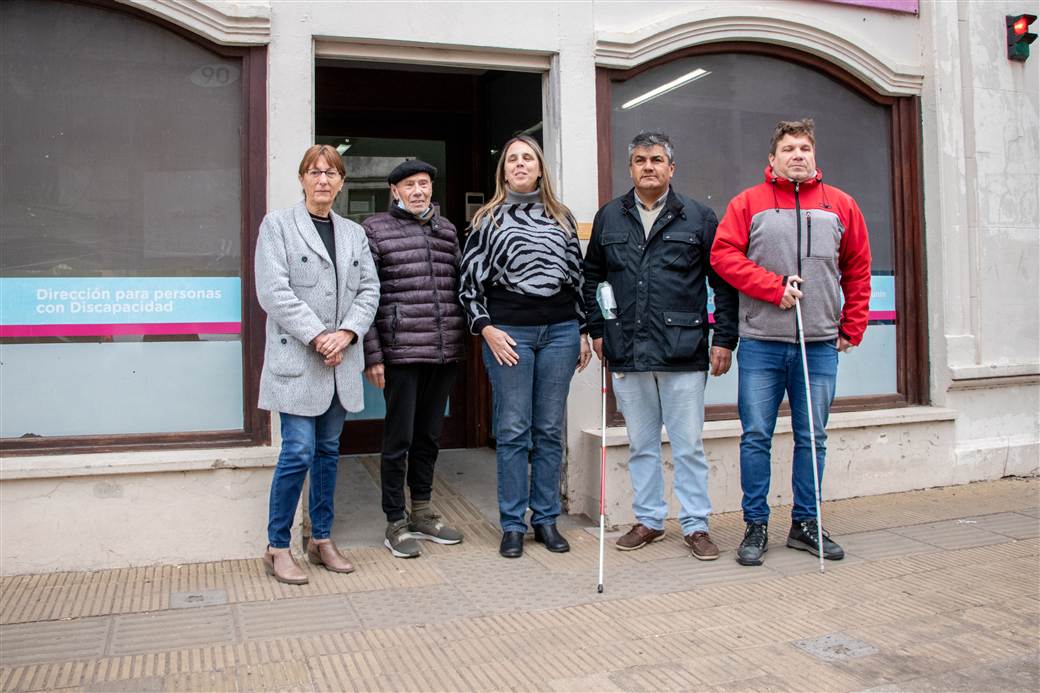 El Municipio y el Club de Leones acompanan a un vecino con discapacidad visual