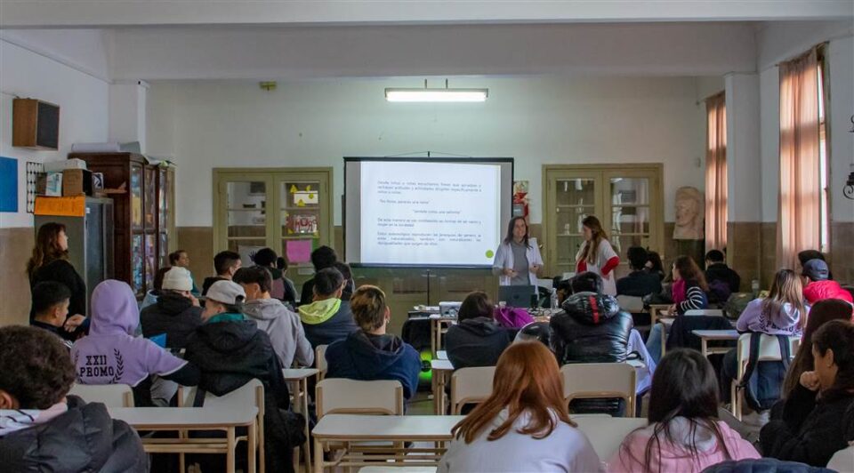 Educacion Charla Noviazgo sin violencia scaled