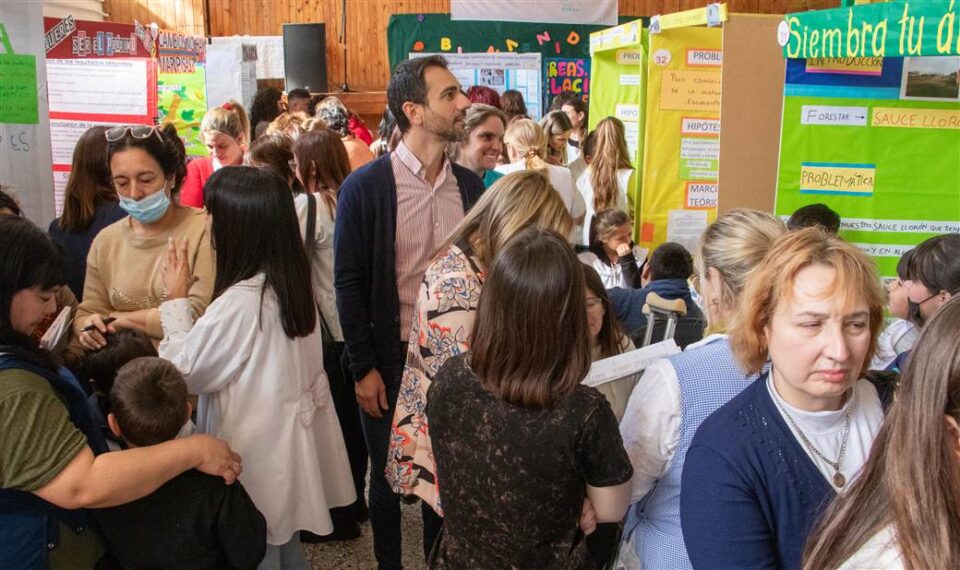 Educacion Petrecca recorrida Feria de Ciencias scaled