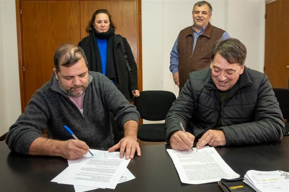 Firma acuerdo salarial Municipio Gremios scaled