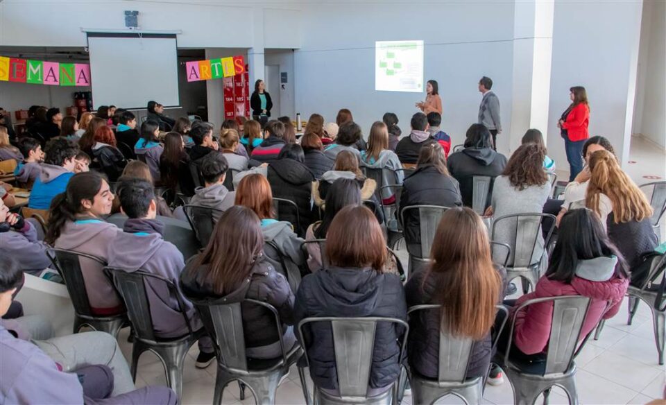 Continuan las charlas sobre noviazgos sin violencia en las instituciones educativas scaled