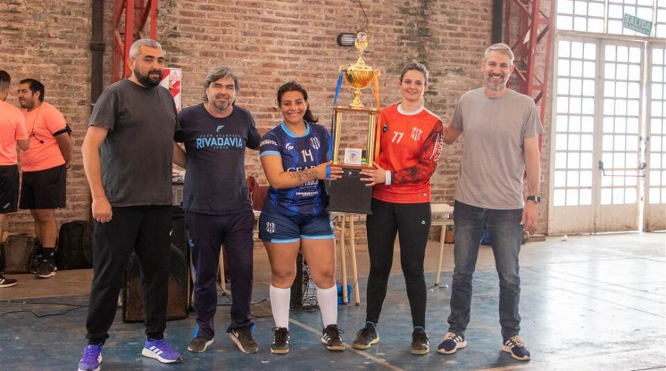 Deportes Entrega de trofeo al handball femenino de Rivadavia 1