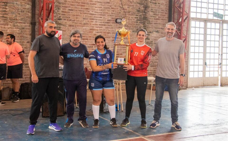 Deportes Entrega de trofeo al handball femenino de Rivadavia 1 scaled