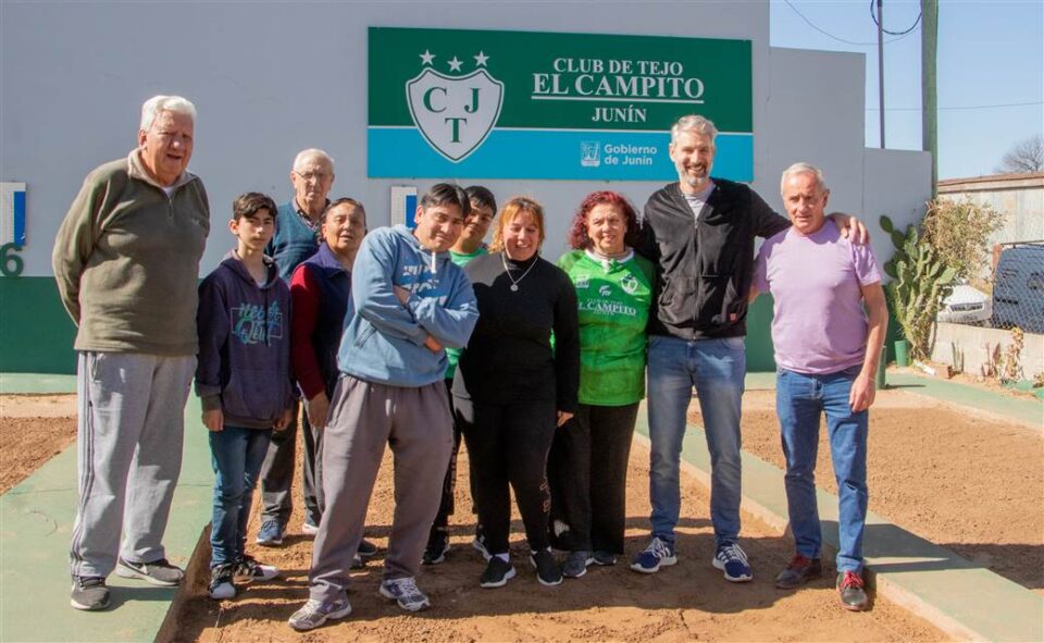 Funcionarios municipales entregaron un nuevo subsidio a El Campito y felicitaron a la comision por el gran crecimiento del club 1 scaled