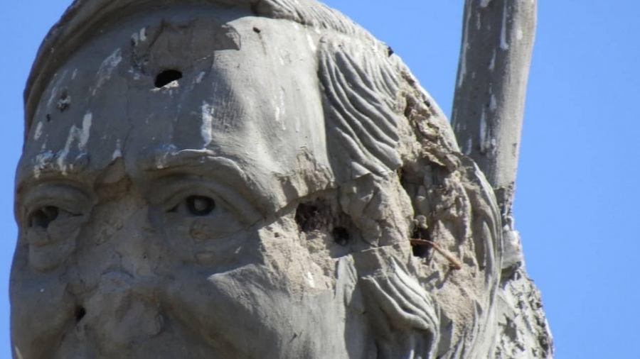 monumento a nestor kirchner vandalismo