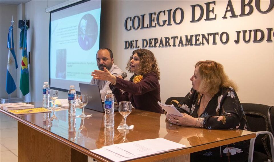 Adultos Mayores Charla en Colegio de Abogados scaled