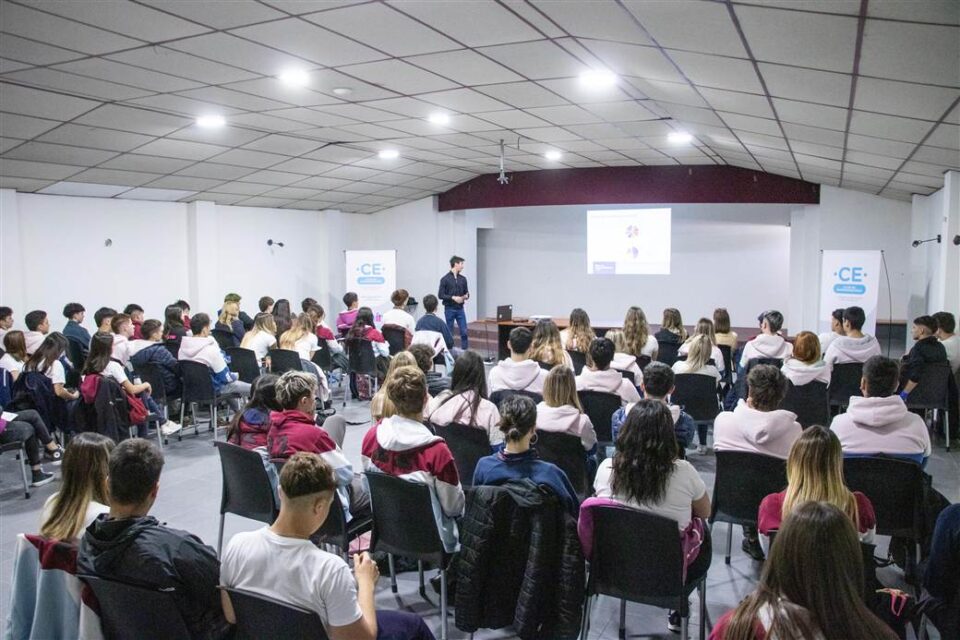 Alumnos del Respuela visitaron el Club de Emprendedores 2 scaled