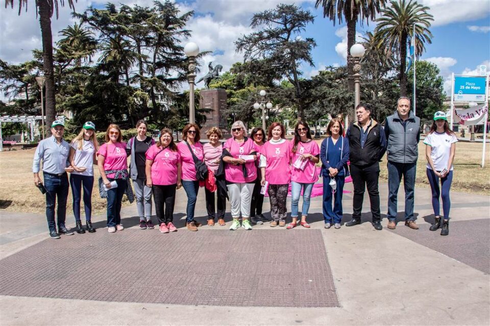 Sentir la Vida y funcionarios Actividad Dia de lucha contra el Cancer de Mama scaled