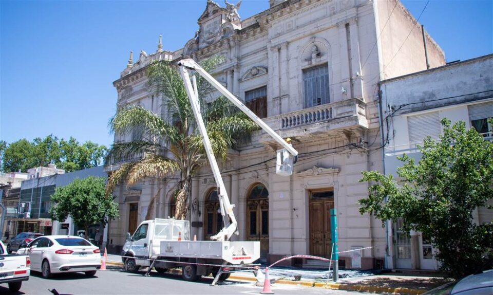 Trabajos en la fachada de la Sociedad Italiana scaled