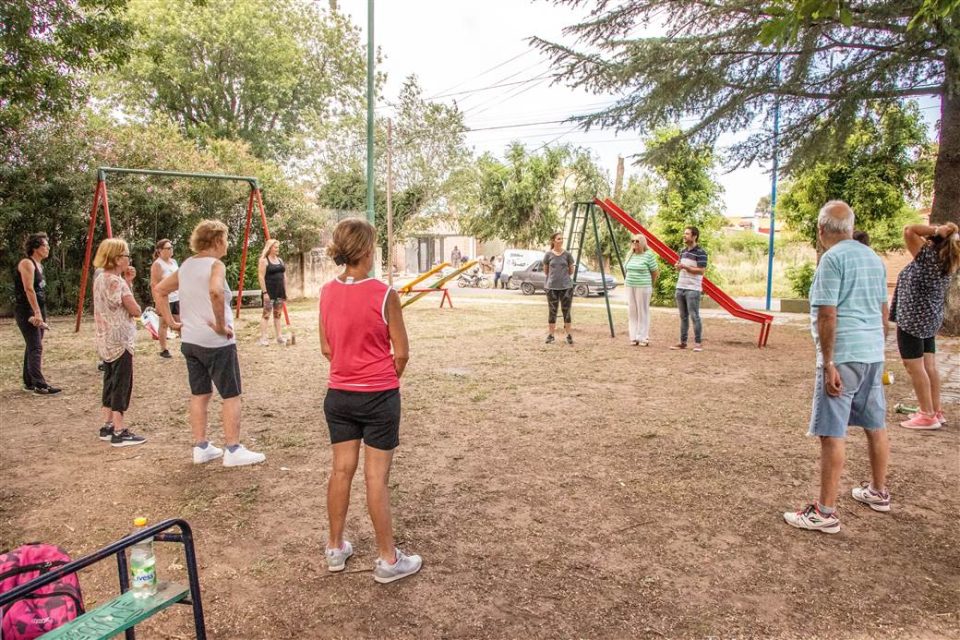 Adultos Mayores Actividad fisica en las plazas scaled