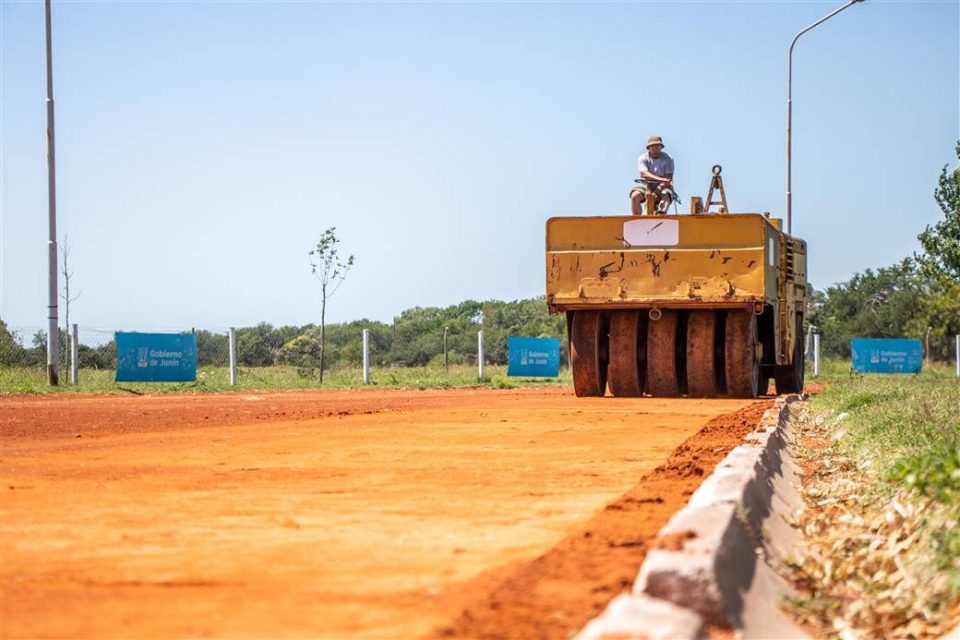 Deportes Realizan trabajos de reacondicionamiento en la pista de atletismo scaled