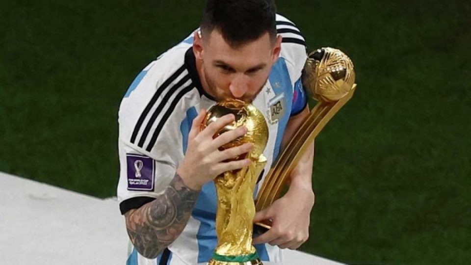 messi besa copa scaled