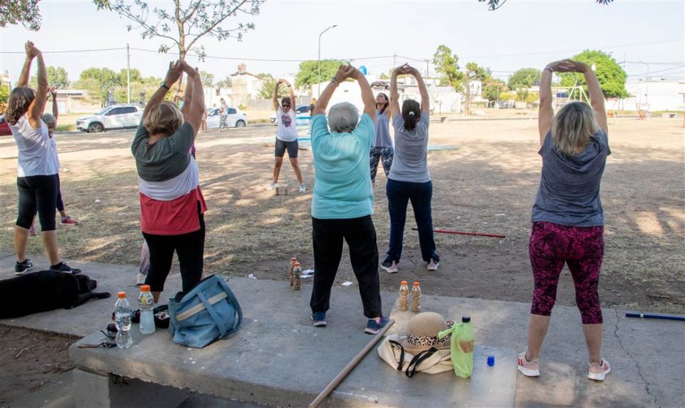 Adultos Mayores Actividad fisica en las plazas scaled