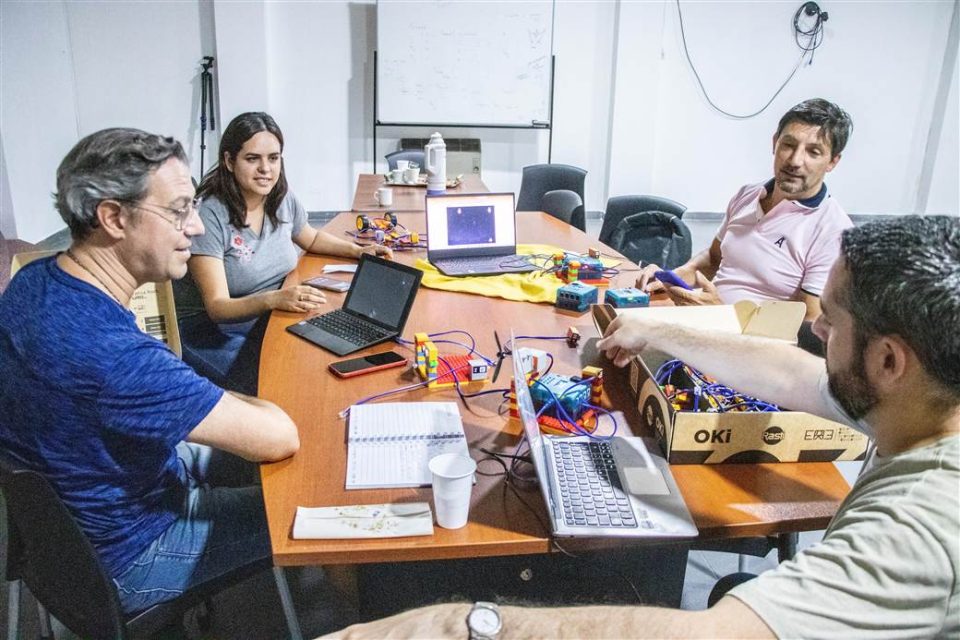 Se inaugura la Escuela de Robotica scaled