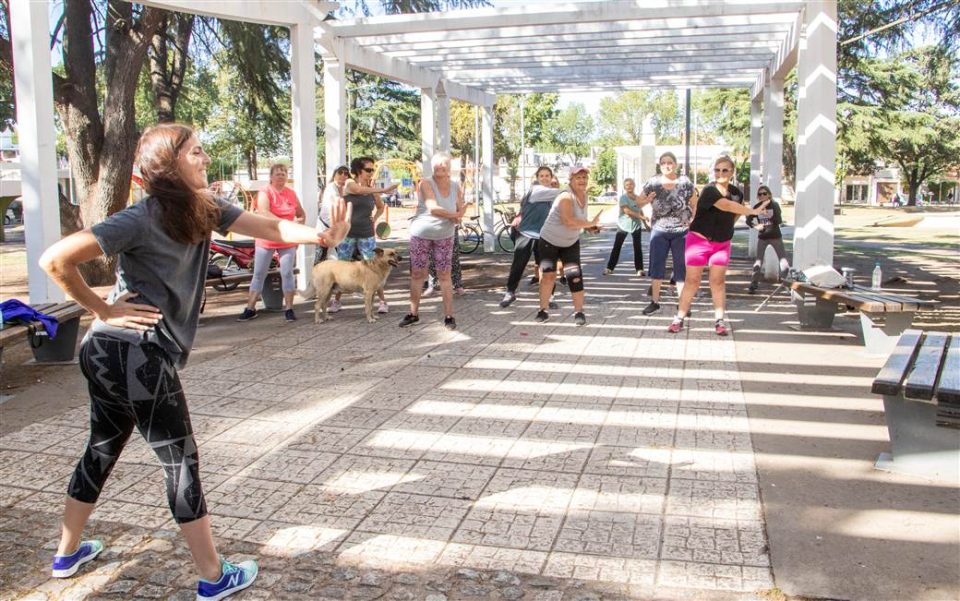 Adultos Mayores Actividades en plazas 1 scaled