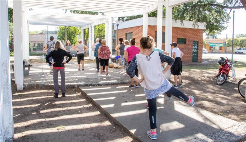 Adultos Mayores Actividades en plazas 2 scaled